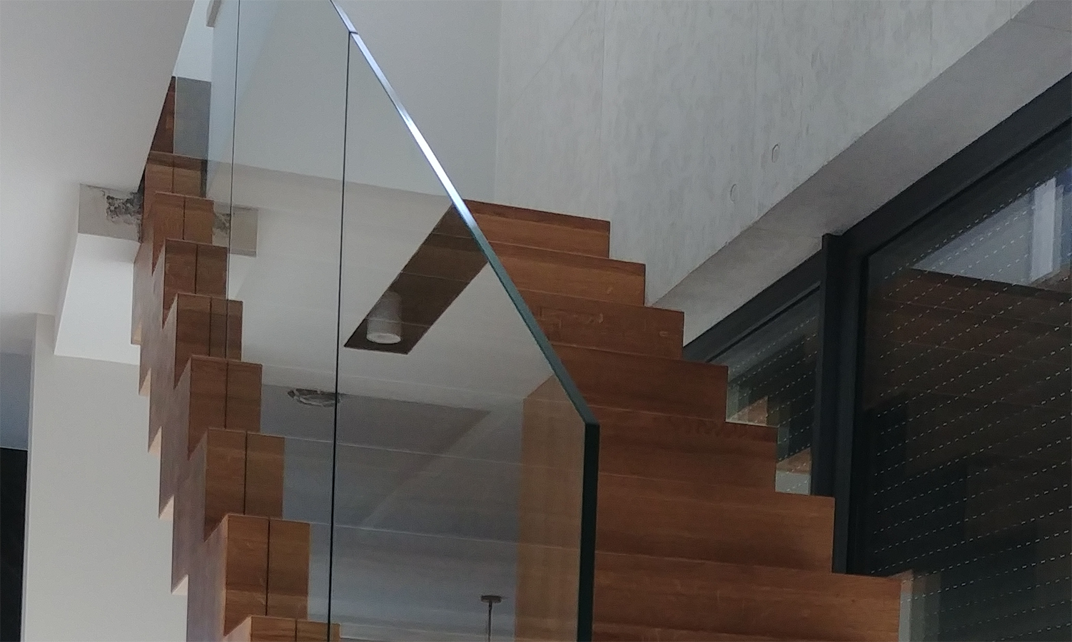 Balustrada szklana wpuszczana w schody